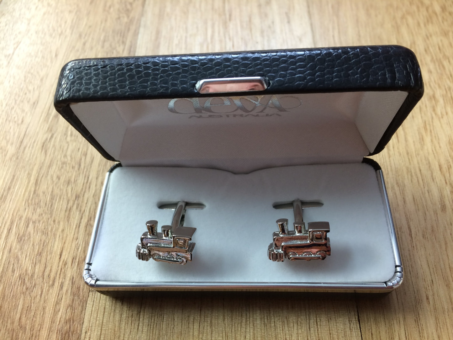 Cufflinks, Locomotive